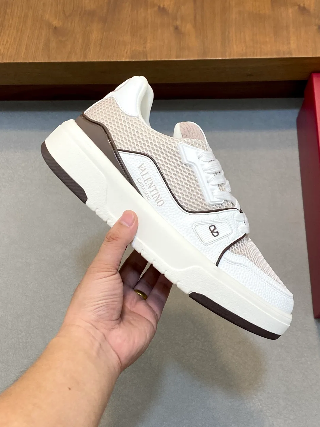 Men's shoes 💰660 Valentino/VALENTINO JOIE DE JOUER couple's low-top sneakers. This sneaker is made of splicing and is decorated with rubber VLOGO SIGNATURE details on the front. The upper is punched and the tongue is decorated with VLOGO SIGNATURE. Logo, with two-color rubber outsole, suede leather fabric lining, logo cowhide insole, fashionable and elegant style, comfortable and breathable for the upper foot, full of personality, and comes with a complete set of original packaging! Code number: 39-44 (38, 45 customized)